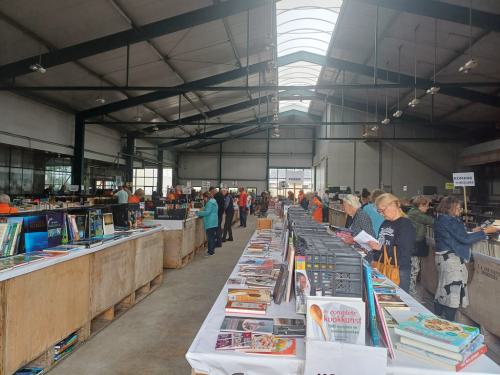 Boekenmarkt-Opmeer-is-begonnen-2025-1