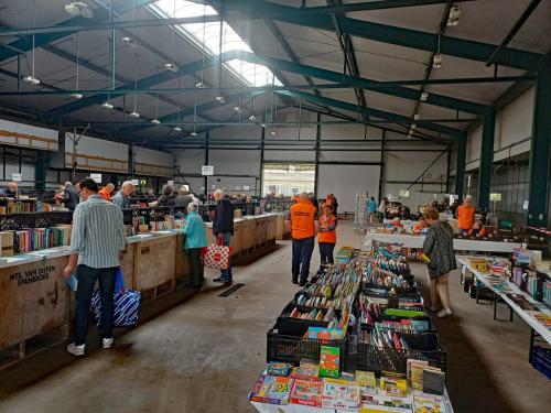 Boekenmarkt-Opmeer-is-begonnen-2025-6