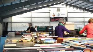 boekenmarktopmeer opbouwen dag 1 zondag 30-04-2017 (12)