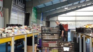 boekenmarktopmeer opbouwen dag 1 zondag 30-04-2017 (8)